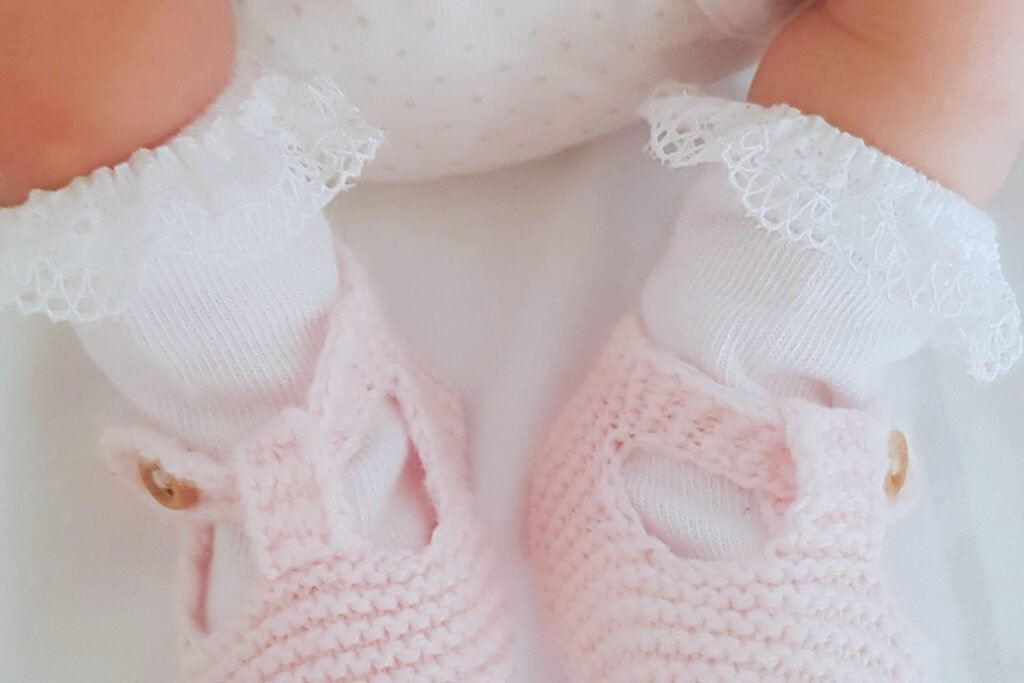 el dia que salimos del hospital le pusimos estos zapatitos a mi pequeña